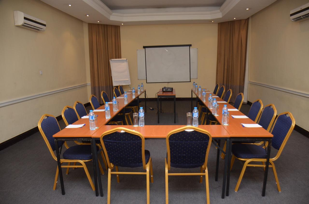 Oakwood Park Hotel Lekki Buitenkant foto
